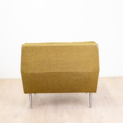 Coppia di poltrone anni '60 con gambe in metallo e forma geometrica