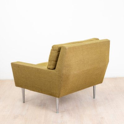 Coppia di poltrone anni '60 con gambe in metallo e forma geometrica