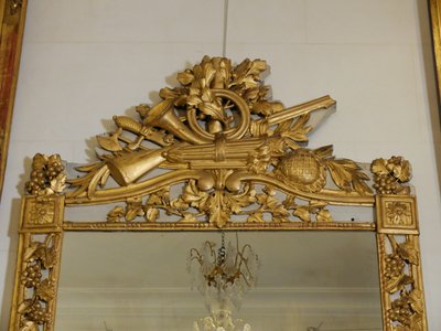 Specchio Luigi XVI con attributi di caccia