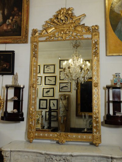 Specchio Luigi XVI con attributi di caccia