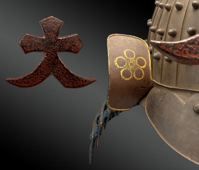 Elmo da guerra chiamato Kabuto e Maedaté tipo O-bashi Suji Bachi Giappone, periodo Edo 1603-1868