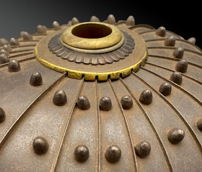 Elmo da guerra chiamato Kabuto e Maedaté tipo O-bashi Suji Bachi Giappone, periodo Edo 1603-1868