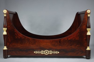 Grande letto a slitta in stile Impero e baldacchino 