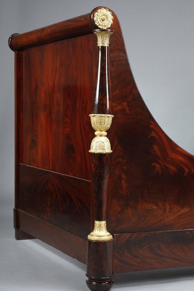 Grande letto a slitta in stile Impero e baldacchino 