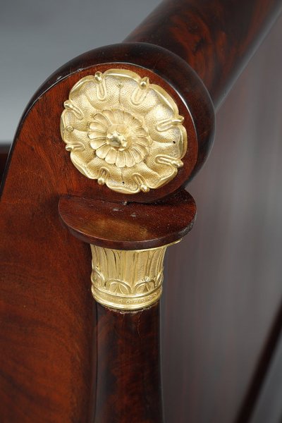 Grande letto a slitta in stile Impero e baldacchino 