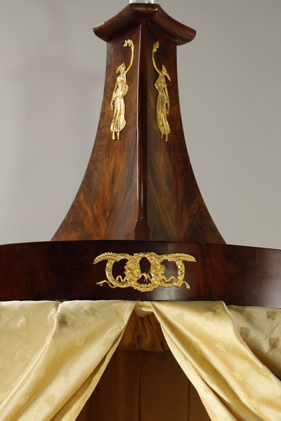 Letto e baldacchino del periodo di restauro