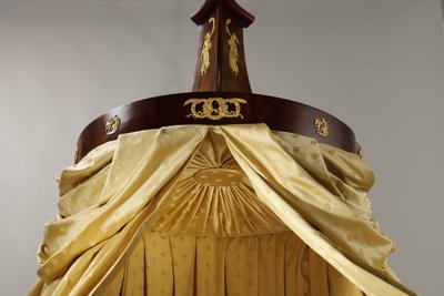 Letto e baldacchino del periodo di restauro