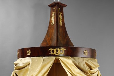 Letto e baldacchino del periodo di restauro
