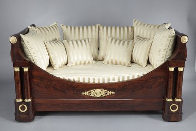 Letto e baldacchino del periodo di restauro