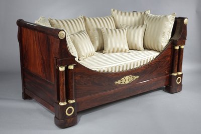 Letto e baldacchino del periodo di restauro