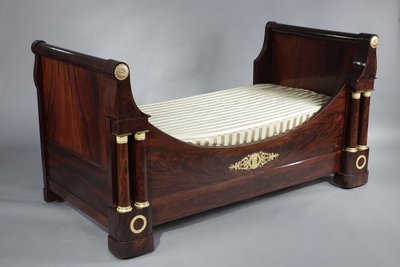 Letto e baldacchino del periodo di restauro