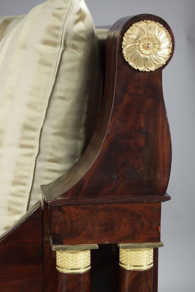 Letto e baldacchino del periodo di restauro