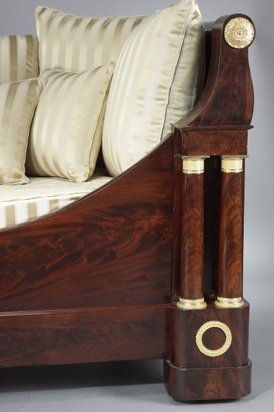 Letto e baldacchino del periodo di restauro
