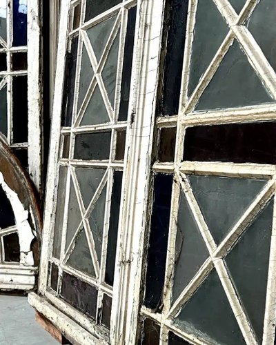 Double orangery door and its pair of colored glass bay windows