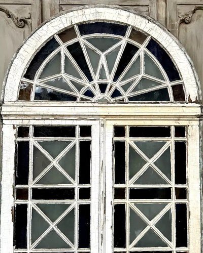 Double orangery door and its pair of colored glass bay windows
