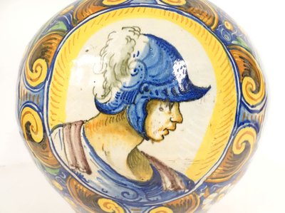 Grande Vaso in Maiolica Ritratti Soldato Maestro Domenico Venezia Italia XVI