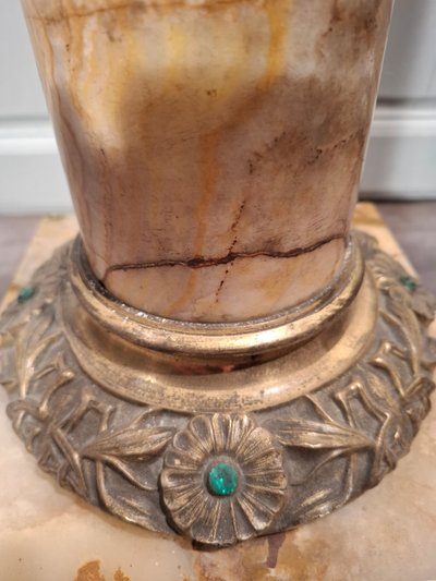 Säule aus Marmor und Bronze aus der Zeit des Jugendstils.