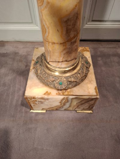 Säule aus Marmor und Bronze aus der Zeit des Jugendstils.
