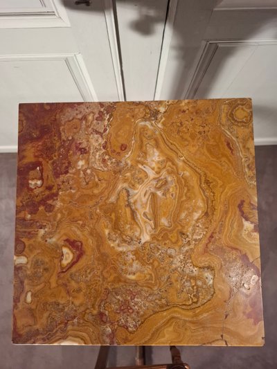 Säule aus Marmor und Bronze aus der Zeit des Jugendstils.