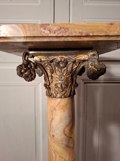 Säule aus Marmor und Bronze aus der Zeit des Jugendstils.