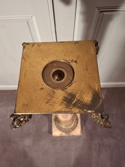Säule aus Marmor und Bronze aus der Zeit des Jugendstils.