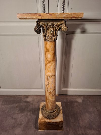 Säule aus Marmor und Bronze aus der Zeit des Jugendstils.