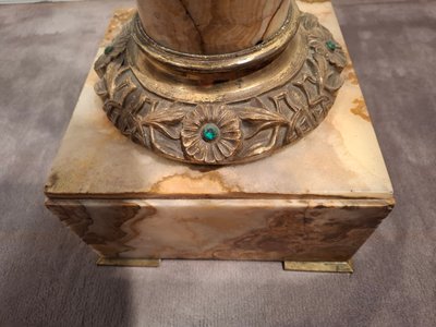 Säule aus Marmor und Bronze aus der Zeit des Jugendstils.