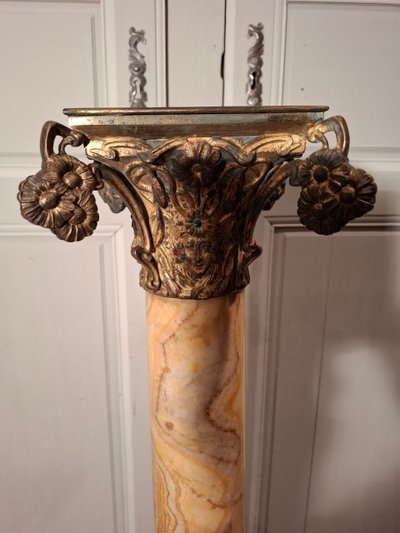 Säule aus Marmor und Bronze aus der Zeit des Jugendstils.