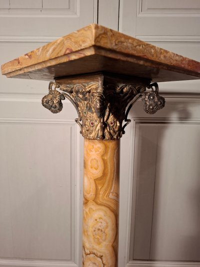 Säule aus Marmor und Bronze aus der Zeit des Jugendstils.