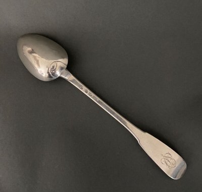 Cuillère à ragoût XVIIIe avec monogramme uniplat