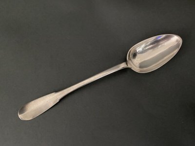 Cuillère à ragoût XVIIIe avec monogramme uniplat