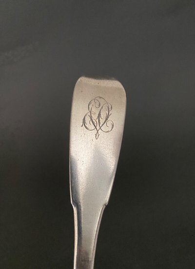 Cuillère à ragoût XVIIIe avec monogramme uniplat