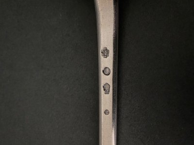 Cuillère à ragoût XVIIIe avec monogramme uniplat