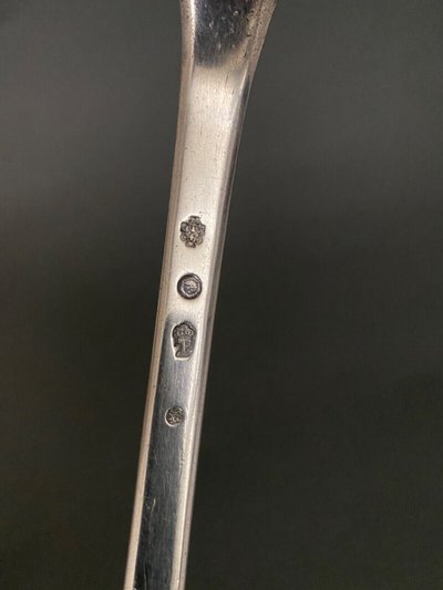 Cuillère à ragoût XVIIIe avec monogramme uniplat