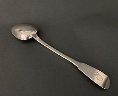 Cuillère à ragoût XVIIIe avec monogramme uniplat