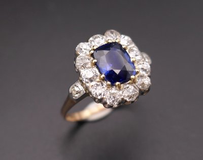 Bague Ornée d'Un Saphir Et Diamants, Or Et Platine.