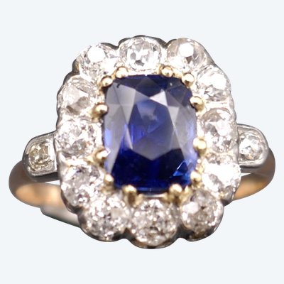 Bague Ornée d'Un Saphir Et Diamants, Or Et Platine.