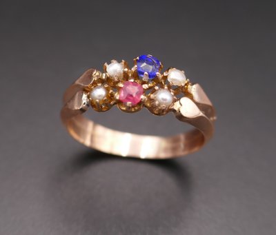 Antiker Ring mit Pferdekopf-Stempel, roten und blauen Steinen und Perlen.