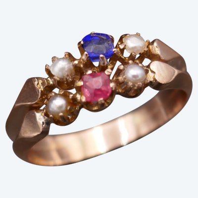 Antiker Ring mit Pferdekopf-Stempel, roten und blauen Steinen und Perlen.