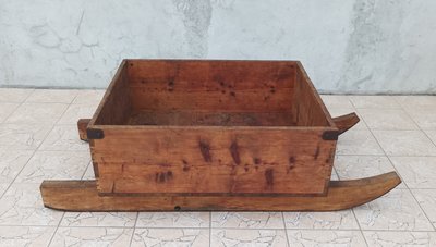 Bedeutender Heuschlitten aus Kiefernholz