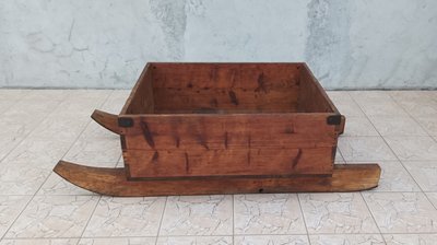 Bedeutender Heuschlitten aus Kiefernholz