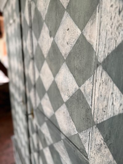 Lingère (garde robe)datant du 19e siècle patinée de forme carrée colorée 