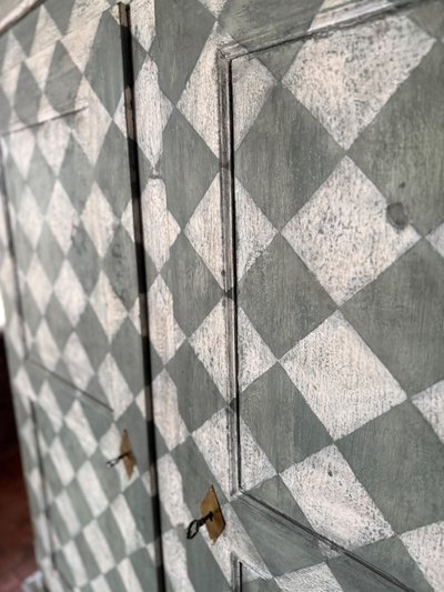 Lingère (garde robe)datant du 19e siècle patinée de forme carrée colorée 