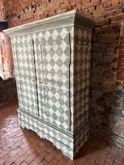 Lingère (garde robe)datant du 19e siècle patinée de forme carrée colorée 