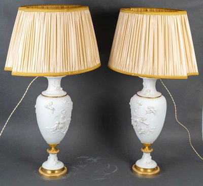 Une paire de vases en biscuit de sèvres montés en lampes, XIXème siècle 