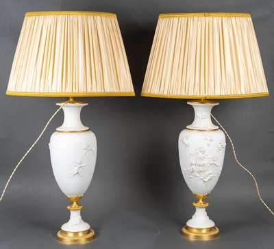 Une paire de vases en biscuit de sèvres montés en lampes, XIXème siècle 