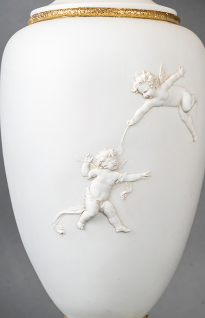 Une paire de vases en biscuit de sèvres montés en lampes, XIXème siècle 