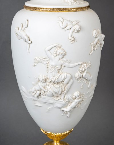 Une paire de vases en biscuit de sèvres montés en lampes, XIXème siècle 