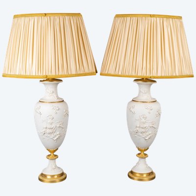 Une paire de vases en biscuit de sèvres montés en lampes, XIXème siècle 