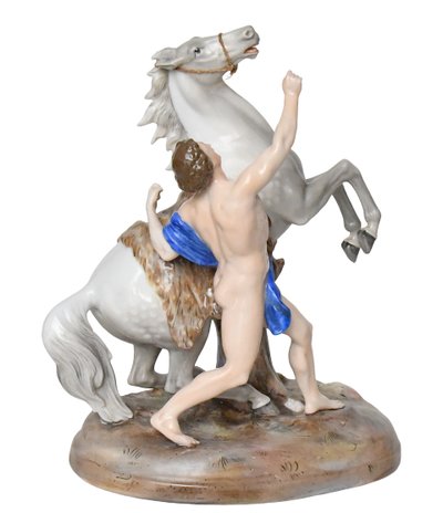 Groupe en porcelaine représentant un homme avec un cheval cabré 